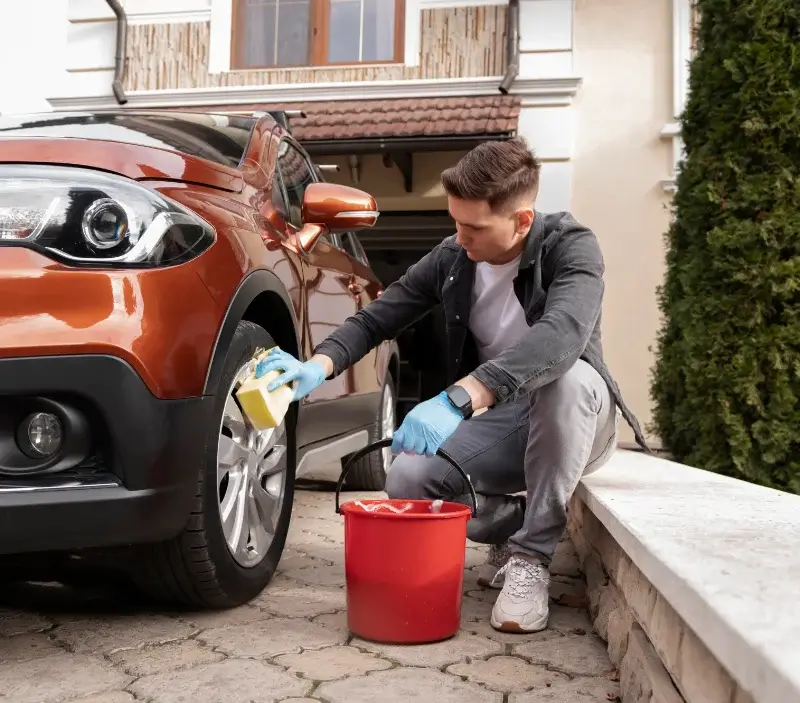 Lavage auto à domicile Couvron-et-Aumencourt : professionnel intervenant sur un véhicule